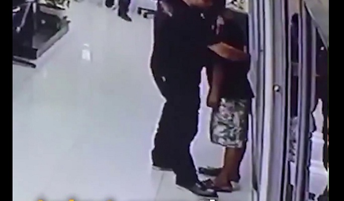 Video Polisi yang Hadapi Penodong Berpisau Bikin dunia Kagum