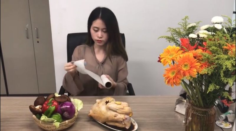 Wanita Ini Beli Ayam Hidup Kekantor, Gak Kerja Malah Begini Kegiatannya