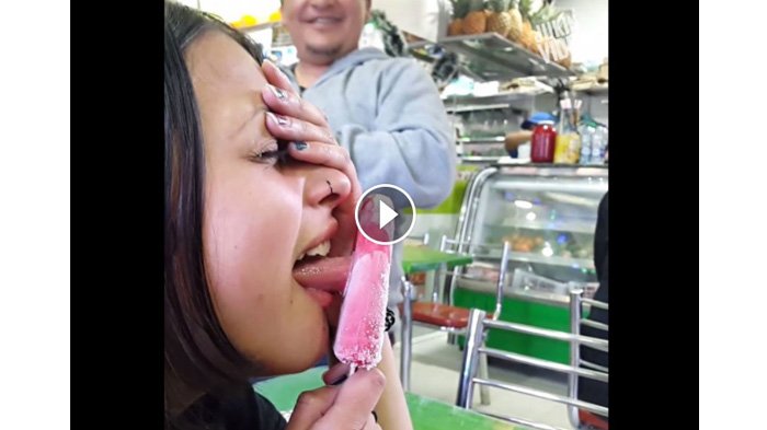 ADA ADA SAJA, LIDAH WANITA INI NEMPEL SAAT JILAT ES KRIM