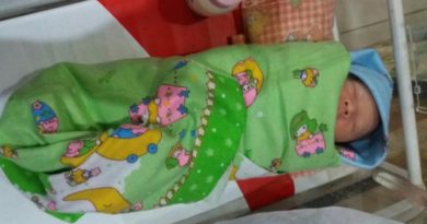 BAYI YANG DI BUANG KE TEMPAT SAMPAH MASIH BERTAHAN HIDUP