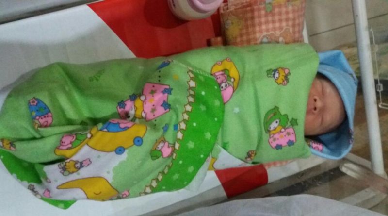 BAYI YANG DI BUANG KE TEMPAT SAMPAH MASIH BERTAHAN HIDUP