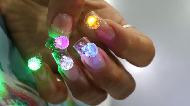 BERKELAS DAN UNIK NAIL ART LED DENGAN LAMPU DISKO YANG BISA NYALA DALAM GELAP