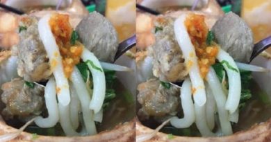 Baru, Sensasi Unik Makan Bakso di Dalam Kelapa Muda Utuh