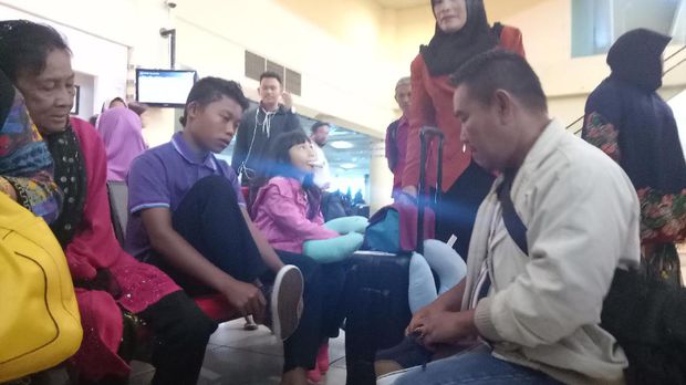 CALON PENUMPANG DIBANDARA BELIKAN SEPATU UNTUK SELAMET DAN ROHAYA