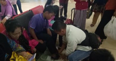 CALON PENUMPANG DIBANDARA BELIKAN SEPATU UNTUK SELAMET DAN ROHAYA