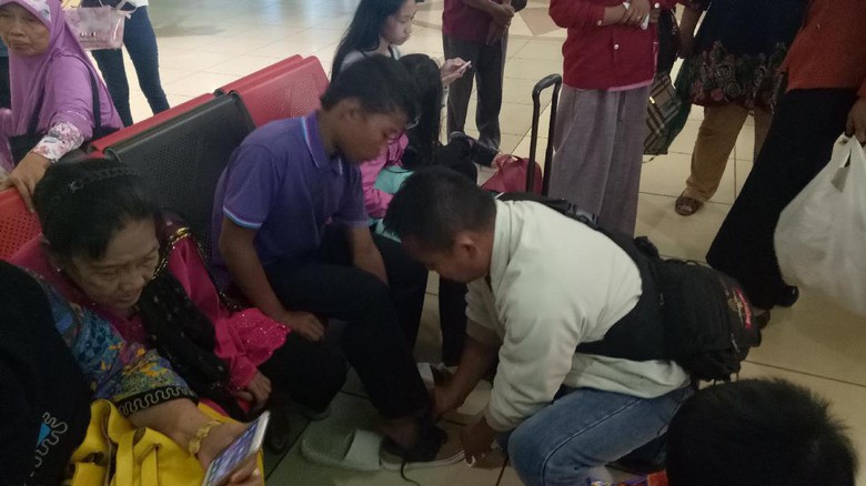 CALON PENUMPANG DIBANDARA BELIKAN SEPATU UNTUK SELAMET DAN ROHAYA