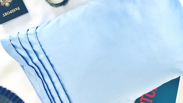 CARA EFEKTIF MENCEGAH KERIPUT SAAT TIDUR DENGAN SARUNG BANTAL SATIN