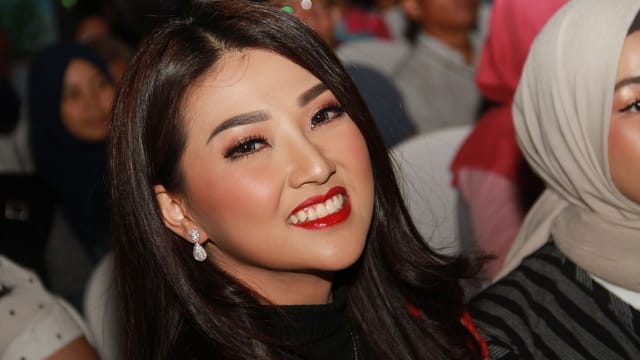 CERITA SARWENDAH MIMPI DIAJAK NGOBROL ALMARHUM JULIA PEREZ