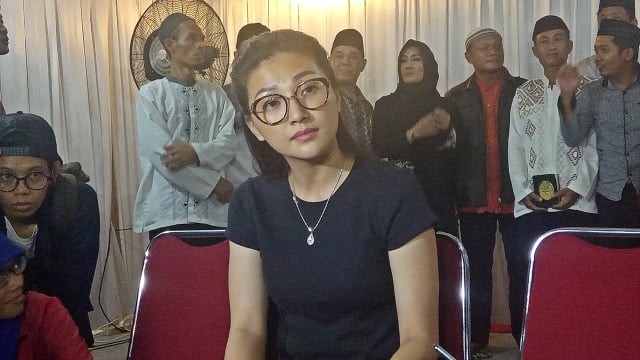 CERITA SARWENDAH MIMPI DIAJAK NGOBROL ALMARHUM JULIA PEREZ