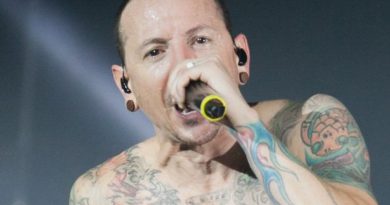 Chester Bennington Vokalis Linkin Park Meninggal