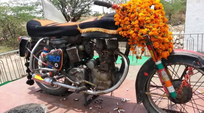 DI INDIA MOTOR TUA INI DI SEMBAH DAN DIPUJA SEPERTI DEWA