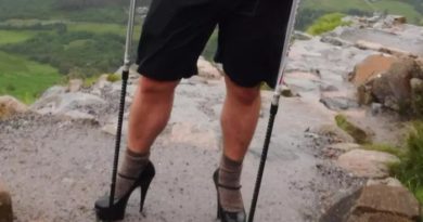 Demi Beasiswa, Pria Inggris Mendaki Gunung dengan Heels 12 Cm