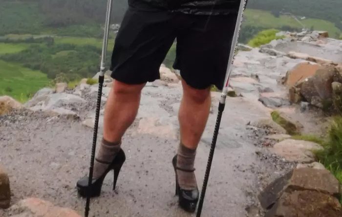 Demi Beasiswa, Pria Inggris Mendaki Gunung dengan Heels 12 Cm