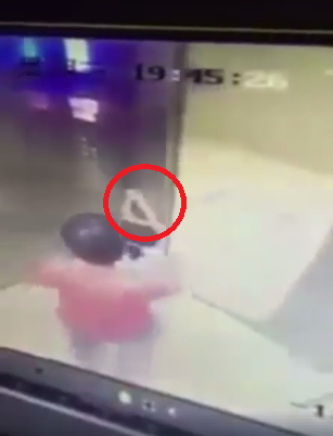 HATI HATI MAIN DI PINTU LIFT ANAK INI MENGALAMI HAL MENGERIKAN