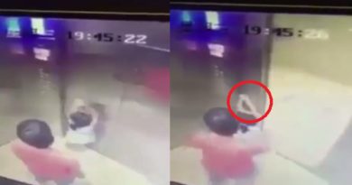 HATI HATI MAIN DI PINTU LIFT ANAK INI MENGALAMI HAL MENGERIKAN