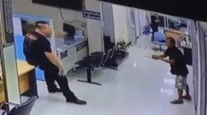 HEBOH,VIDEO AKSI POLISI MEMELUK PRIA YANG MENODONGKAN PISAU KE ARAHNYA
