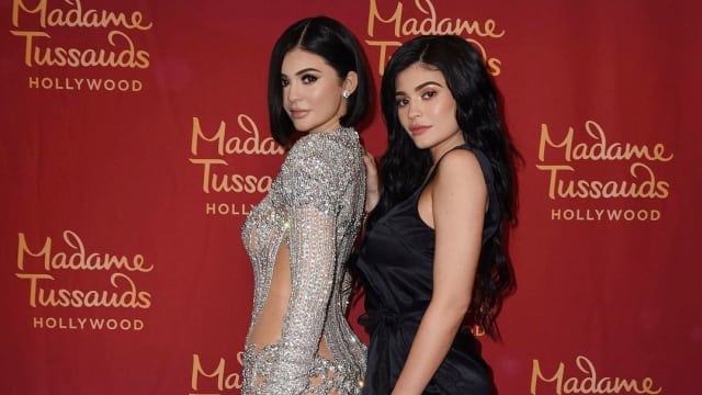 KELUARGA KARDASHIAN TERKECOH OLEH PATUNG LILIN KYLIE JENNER YANG BERBALUT GAUN BALMAIN