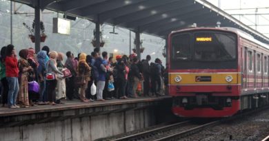 KISAH SEORANG IBU YANG MELARANG PENUMPANG LAKI LAKI DUDUK DI COMMUTER LINE RAMAI DI MEDSOS