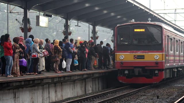 KISAH SEORANG IBU YANG MELARANG PENUMPANG LAKI LAKI DUDUK DI COMMUTER LINE RAMAI DI MEDSOS