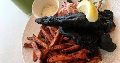 MENU UNIK CHARCOAL FISH AND CHIPS MIRIP RANTING GOSONG