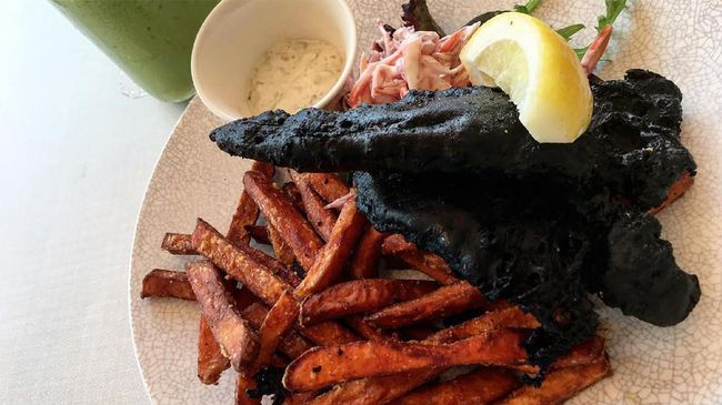 MENU UNIK CHARCOAL FISH AND CHIPS MIRIP RANTING GOSONG