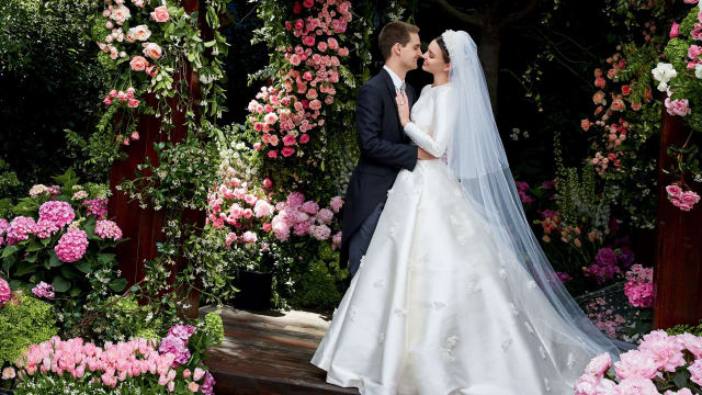 MIRANDA KERR MENIKAH, KENAKAN GAUN PENGANTIN MEWAH DARI DIOR