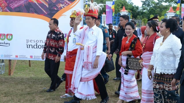 PRESIDEN JOKOWI MENGHADIRI FESTIVAL TENUN IKAT DAN PAKAI BAJU ADAT SUMBA