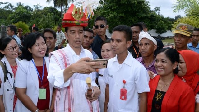 PRESIDEN JOKOWI MENGHADIRI FESTIVAL TENUN IKAT DAN PAKAI BAJU ADAT SUMBA