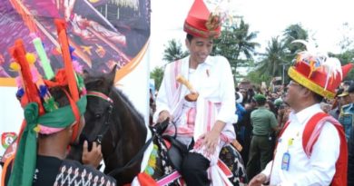 PRESIDEN JOKOWI MENGHADIRI FESTIVAL TENUN IKAT DAN PAKAI BAJU ADAT SUMBA