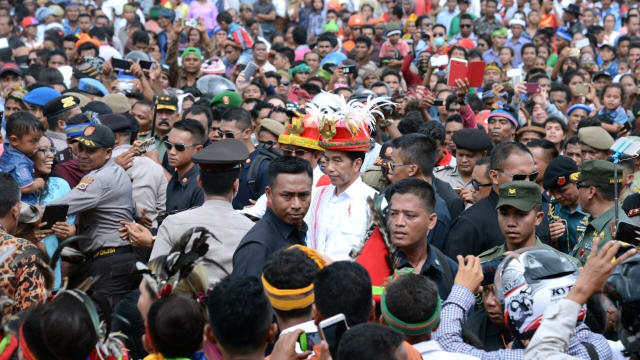 PRESIDEN JOKOWI MENGHADIRI FESTIVAL TENUN IKAT DAN PAKAI BAJU ADAT SUMBA