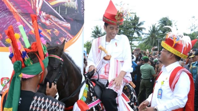 PRESIDEN JOKOWI MENGHADIRI FESTIVAL TENUN IKAT DAN PAKAI BAJU ADAT SUMBA
