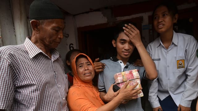 Pria Sederhana ini Dapat Uang Tunai Rp 300 Juta dari Undian Minuman
