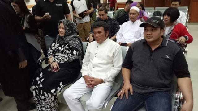 RAJA DANGDUT RHOMA IRAMA HADIRI SIDANG KASUS NARKOBA RIDHO RHOMA