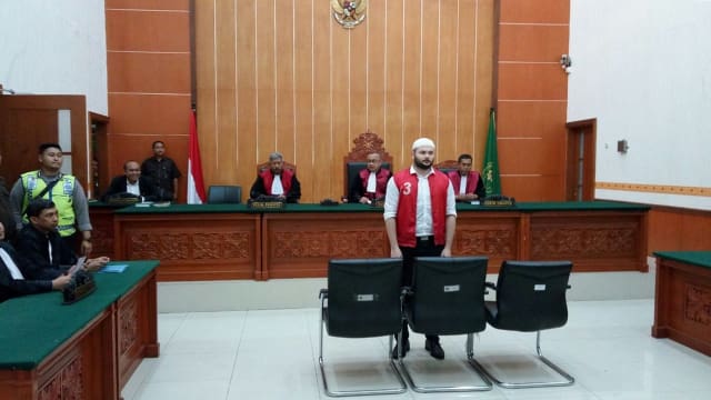 RAJA DANGDUT RHOMA IRAMA HADIRI SIDANG KASUS NARKOBA RIDHO RHOMA
