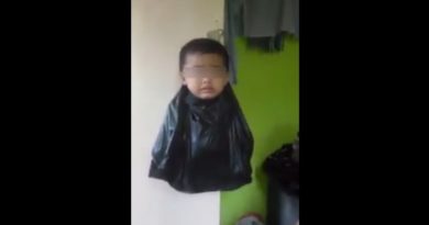 REKAMAN ANAK DI GANTUNG DI KANTONG PLASTIK, IBUNYA MALAH KEGIRANGAN