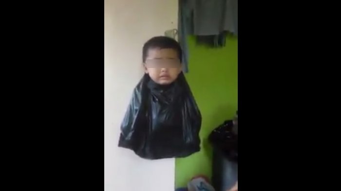 REKAMAN ANAK DI GANTUNG DI KANTONG PLASTIK, IBUNYA MALAH KEGIRANGAN