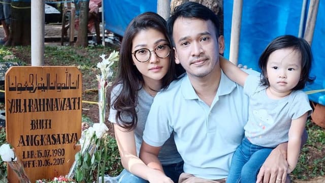 RUBEN DAN SARWENDAH BERI KUE ULANG TAHUN UNTUK MENDIANG JUPE