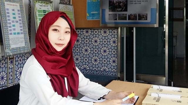 SONG BORA, MUALAF ASAL KOREA INI BERBAGI CERITA SAAT PERTAMA KALI BERHIJAB