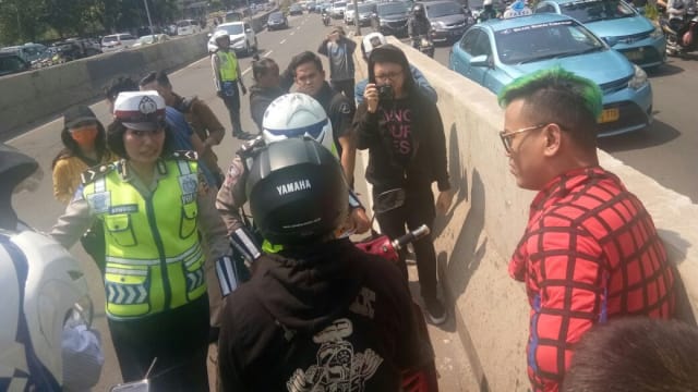 Sambil Atur Lalu Lintas Uya Kuya Pakai Kostum Spiderman
