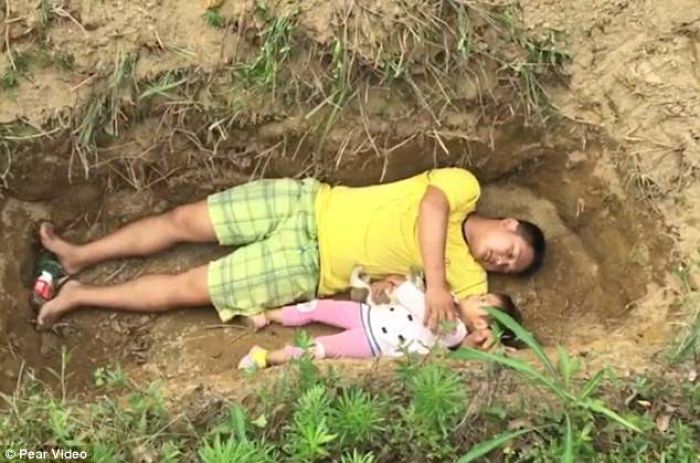 Seorang Ayah Mengajak Berlatih Mati Pada Anaknya, Alasannya Sangat Menyentuh Hati