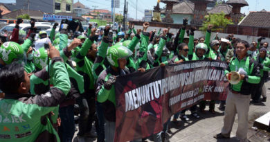 TOLAK GO JEK RATUSASAN OJEK PANGKALAN GELAR DEMO DI JAWA TENGAH