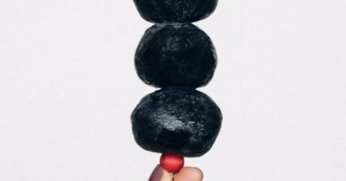 VARIASI BARU MOCHI HITAM ISI KOPI ESPRESSO LUMER DI MULUT