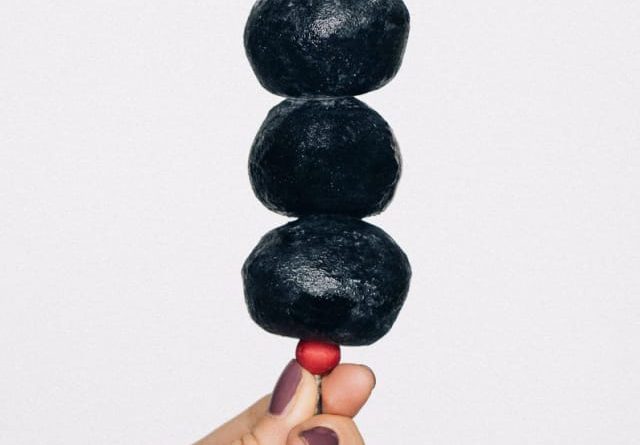 VARIASI BARU MOCHI HITAM ISI KOPI ESPRESSO LUMER DI MULUT