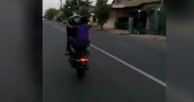 Video Kecerobohan Bocah Saat Aksi freestyle wheelie