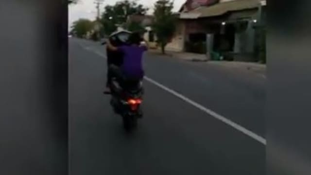Video Kecerobohan Bocah Saat Aksi freestyle wheelie