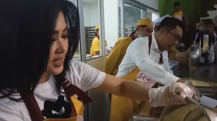 Video Keseruan Syahrini Dan Ridwan kamil Saat Membuat Kue Bareng