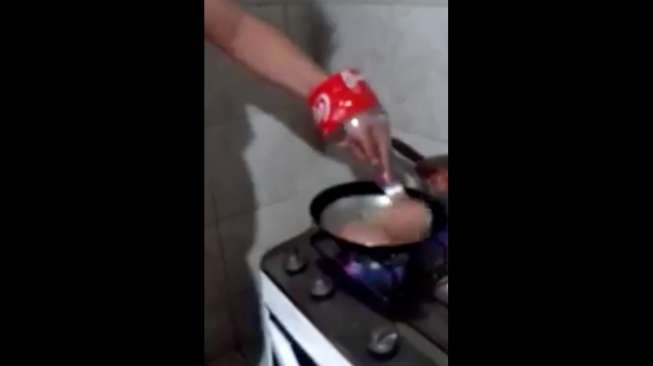 Video Unik, Cara Menggoreng Tanpa Harus Takut Kecipratan Minyak