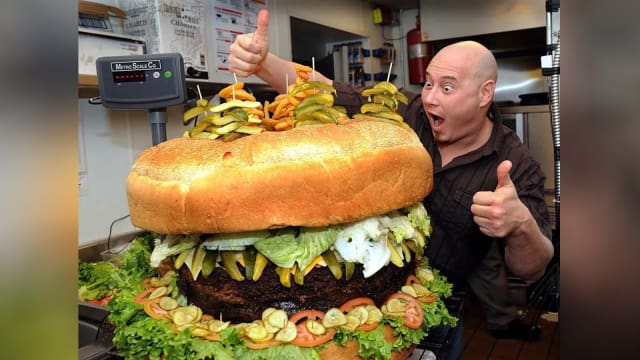 WOW BURGER TERBESAR DIDUNIA SEBERAT 813 KG, DENGAN HARGA RP 106 JUTA