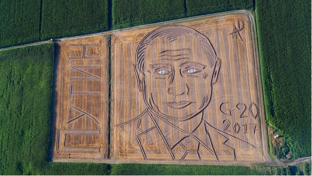 Wajah Lukisan Raksasa Putin di Persawahan Italia