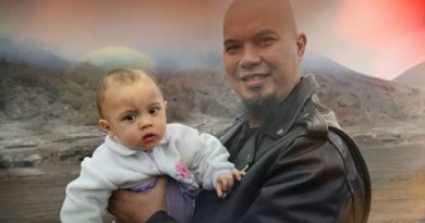 Ahmad Dhani Beri Uang Segepok untuk Meredakan Tangis Sang Anak